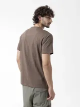 Remera marrón de manga corta y cuello redondo, con estampado gráfico frontal de montañas y líneas topográficas.