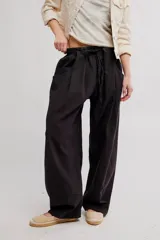 Pantalón estilo relaxed de tiro bajo, confeccionado en mezcla de lino y algodón color negro, con cintura elástica ajustable con cordón y bolsillos laterales amplios.
