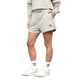 Short deportivo Umbro color beige, con cintura elástica ajustable mediante cordón, bolsillos laterales y detalle de ribete lateral en color bordó. Incluye logo de la marca bordado en la pierna.