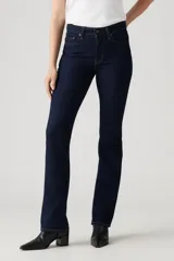 Jeans de tiro alto color azul oscuro, ajustados en cadera y muslos, con pierna acampanada.