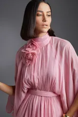 Broche con forma de dos flores superpuestas, color rosa pálido.