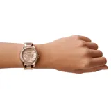 Reloj de pulsera Fossil con caja y malla de acero inoxidable en tono oro rosa. Presenta un bisel decorado con cristales, esfera a tono con subesferas multifunción y marcadores de hora con cristales.