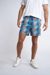 Short de baño con cintura elástica y cordón ajustable, confeccionado en tela ligera de secado rápido. Presenta un estampado botánico integral en tonos amarillos, blancos y azules, con dos bolsillos delanteros y uno posterior.