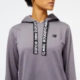 Buzo con capucha New Balance Relentless Hoodie, color lila, con logo estampado en el pecho y cordones ajustables con la inscripción "new balance".