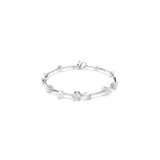 Pulsera plateada con cristales blancos y perlas.