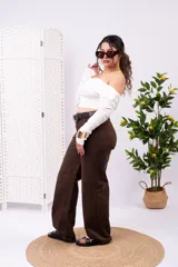Pantalón wide leg marrón de tiro medio, con bolsillos laterales y traseros, de corte holgado en las piernas.