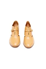 Zapato de cuero color camel con diseño de texturas combinadas, presentando un acabado liso en la puntera y una textura tipo reptil en la parte posterior. Cuenta con un corte lateral, cierre con hebilla dorada y tacón cuadrado de altura media.