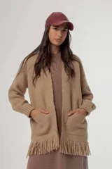 Gorra con visera confeccionada en cuero, con diseño clásico de seis paneles y cierre ajustable en la parte posterior.