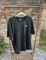 Remera de manga corta color blanco, con estampa frontal estilo pixel art de un vaso con limonada y la frase 'summer flavor'.