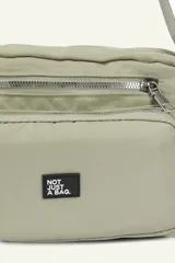 Bandolera color beige con correa larga regulable. Cuenta con múltiples bolsillos con cierre y logo de la marca en etiqueta negra.