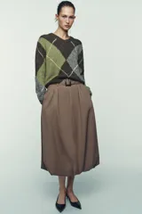 Jersey de cuello pico y manga larga, con estampado de rombos en tonos marrón, verde y gris, y acabados en rib.