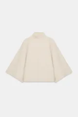 Jersey de punto color beige con cuello subido y mangas largas anchas de diseño acampanado.