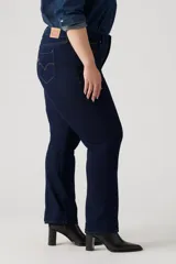 Pantalón de jean azul oscuro, de corte recto, tiro medio y calce modelador.