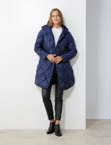 Campera puffer azul marino con capucha no desmontable, cierre central oculto con botones a presión, bolsillos con cierre y avíos metálicos con logo de la marca Michael Kors. Incluye bolsa autoportante.