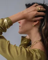 Esclava rígida de diseño artesanal con textura irregular y acabado metálico, ideal para uso diario.