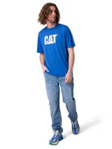 Remera azul de manga corta con cuello redondo y el logotipo grande de CAT estampado en blanco en el frente.
