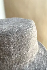 Sombrero tipo pescador unisex, color marrón con diseño de espiga. Confeccionado en lana fina sin teñir.