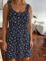 Camisón corto azul marino con estampado floreado, escote redondo con volados y tirantes anchos.