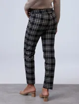Pantalón de vestir negro con estampado de cuadros blancos y marrones, de gabardina elastizada.