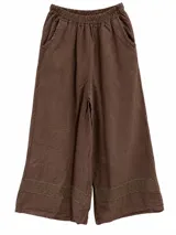 Pantalón ancho color tostado, de corte holgado, cintura elastizada, bolsillos laterales y detalle de franja tejida con red en la parte inferior de las piernas.