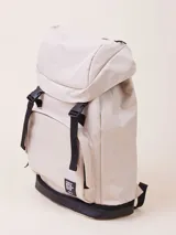 Mochila color beige con base de cuero sintético negro, de nylon ripstop con forro de poliéster.