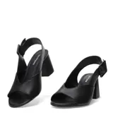 Sandalias de cuero color tostado con punta abierta, taco block y tira trasera ajustable con hebilla cuadrada grande.