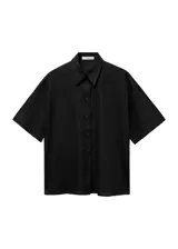 Camisa negra de manga corta, confeccionada en tejido de lino y algodón, con cuello camisero, diseño recto y cierre frontal de botones.