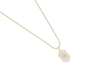 Collar de acero con baño de oro, compuesto por una cadena fina y un dije hexagonal de cuarzo rosa natural con una circonia rectangular engastada en el centro.