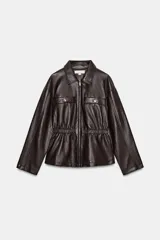 Chaqueta de efecto piel con cuello solapa, manga larga y cierre frontal con cremallera. Presenta cintura elástica y bolsillos delanteros decorativos con solapa y botón.