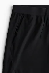 Short deportivo negro a media pierna confeccionado en tejido funcional con tecnología DryMove™, elástico en la cintura con cordón de ajuste oculto, bolsillos al bies, diseño reflectante en la parte posterior y aberturas laterales cortas en el bajo.