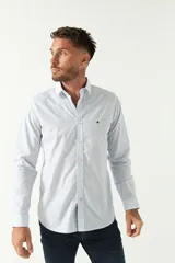 Camisa de manga larga para hombre, color blanco con microestampado a cuadros en azul claro, corte slim y logo bordado en el pecho.