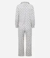 Pijama estilo americano de dos piezas confeccionado en plush. Incluye camisa de manga larga con cuello solapa y cierre frontal de botones, y pantalón largo con cintura elástica y cordón ajustable. Presenta un estampado geométrico de corazones sobre fondo claro.