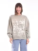 Buzo de cuello redondo y manga larga, en color beige, con estampa frontal de diseño floral y texto bíblico en color crema.