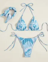 Conjunto de bikini celeste y blanco con estampado de mariposas y pañuelo a juego.
