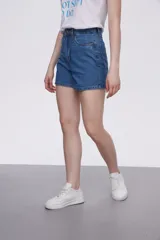 Short de jean de tiro alto, con corte recto y diseño liso en color azul clásico con costuras en contraste.