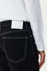 Camisa H&M de corte slim fit, color blanco, confeccionada en tejido elástico con cuello italiano y cierre frontal de botones.