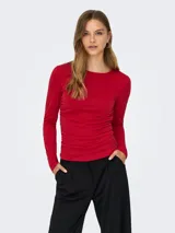 Top de manga larga color rojo, con cuello redondo y detalle fruncido en los laterales.