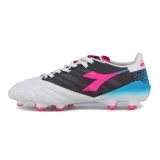 Championes de fútbol Diadora Brasil Elite Veloce, con diseño multicolor en blanco, fucsia, negro y celeste, con tapones moldeados.