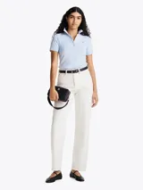 Chomba celeste de piqué de algodón orgánico elástico, corte slim, cuello de chomba y cartera de cuatro botones.