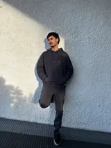 Pantalón de jogging negro de felpa con corte holgado.