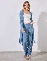 Conjunto de cardigan largo y pantalón palazzo plisado color celeste.