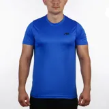 Remera deportiva azul de poliéster con logo negro en el pecho.