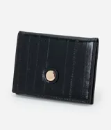 Billetera tipo sobre color negro de PU texturizado con efecto brillante y cierre de botón a presión con aplique metálico dorado.