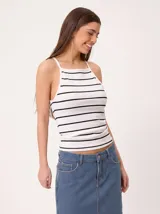 Top de tirantes estilo halter color rosado con rayas horizontales rojas, confeccionado en tejido de punto acanalado de algodón y elastano.