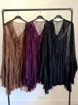 Vestido corto de encaje color marrón chocolate, con mangas largas estilo victoriano y volados en el ruedo. Incluye un vestido interior de algodón.