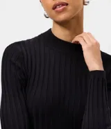 Blusa de punto canalé color negro, con cuello alto, manga larga y diseño ajustado con dobladillo estilo peplum.
