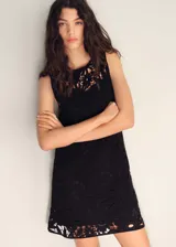 Vestido corto de crochet negro con cuello redondo, tirantes anchos y diseño recto. Incluye forro interior y cierre de botón en la parte posterior.