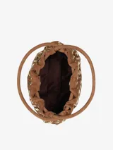 Mini bolso de cubo color marrón, confeccionado en cuero y decorado con tachuelas doradas de diferentes tamaños. Tiene dos asas superiores y se cierra con broche magnético.