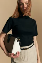 Polera negra de manga corta, cuello alto y calce ajustado.