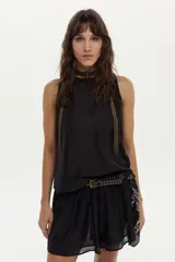 Musculosa de algodón y seda, color negro, de corte recto y escote redondo.